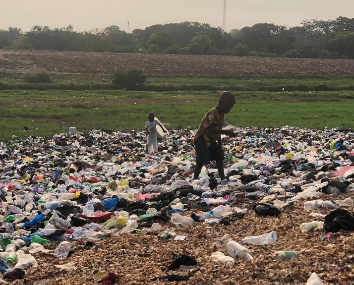 ゴミ山で生活するスラム街の子供達